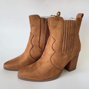 Story size 7 brown suede ankle boots